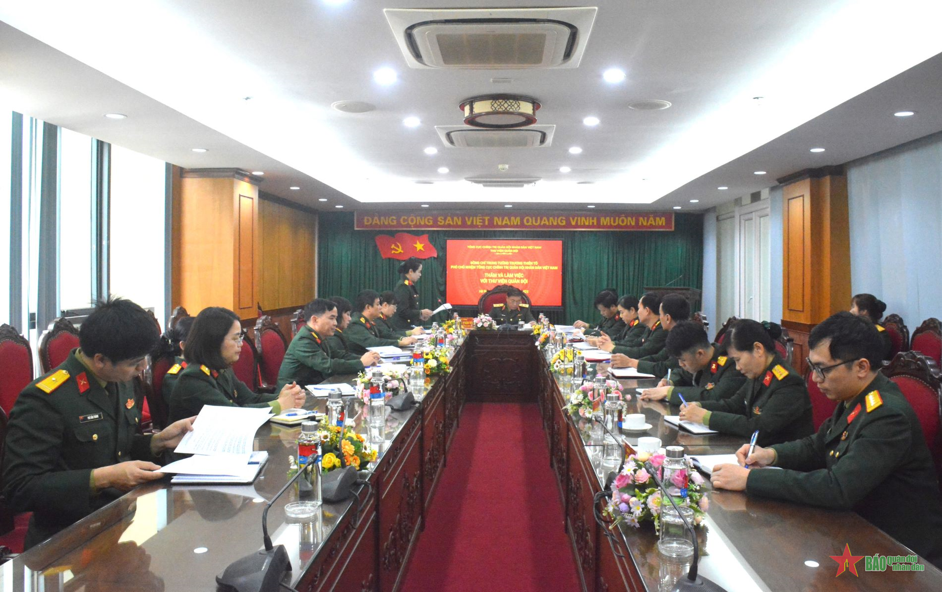 Trung tướng Trương Thiên Tô thăm và làm việc với Thư viện Quân đội